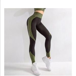 Astoria Activewear Momentum seamless set. Like new condition. Worn once.